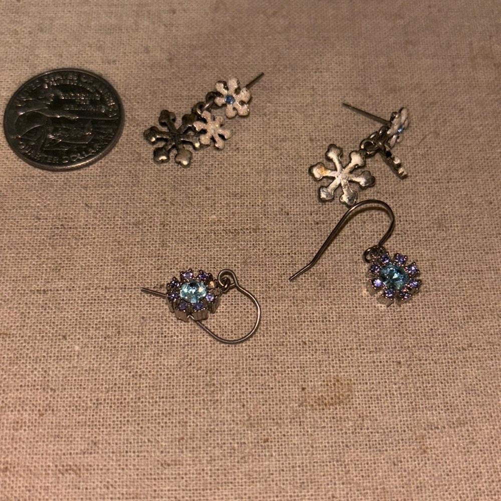 Vintage 2 pairs dangle earrings snowflake & other blue stone w/ 8 fake diamonds
